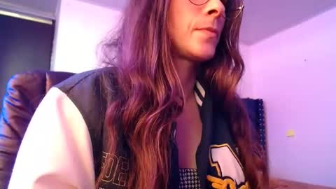 Snapshot of mariel_sins21 chatting on 02/17/25, 07:10 Mariie online show from 02/17/25, 07:10