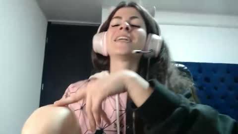 Snapshot of mariel_sins21 chatting on 02/22/25, 02:28 Mariie online show from 02/22/25, 02:28