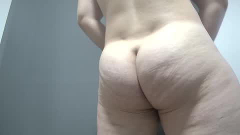 Snapshot of mariiio__bigass chatting on 12/17/25, 09:37 Mario online show from 12/17/25, 09:37