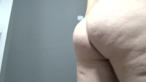 Snapshot of mariiio__bigass chatting on 12/18/25, 10:10 Mario online show from 12/18/25, 10:10