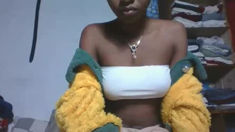 Snapshot of marinagold69 chatting on 05/16/26, 01:35 marinagold69 online show from 05/16/26, 01:35