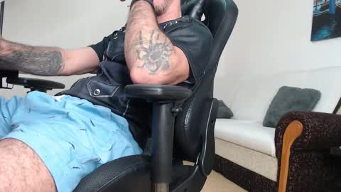 Snapshot of marioslim chatting on 10/08/25, 03:42 marioslim online show from 10/08/25, 03:42