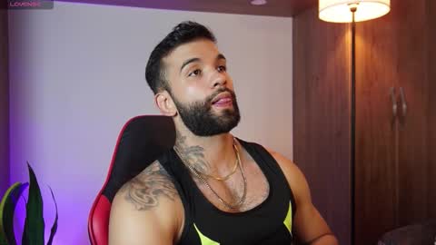 Snapshot of mark_hazze chatting on 11/14/25, 10:18 Mark online show from 11/14/25, 10:18