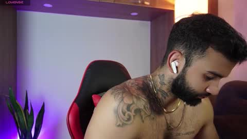 Snapshot of mark_hazze chatting on 11/21/25, 11:14 Mark online show from 11/21/25, 11:14