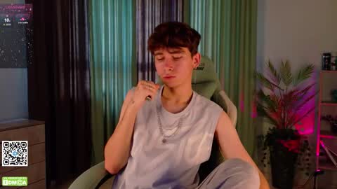 Snapshot of mark_safr chatting on 10/16/25, 02:12 Mark online show from 10/16/25, 02:12