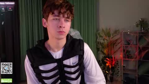 Snapshot of mark_safr chatting on 10/31/25, 11:22 Mark online show from 10/31/25, 11:22