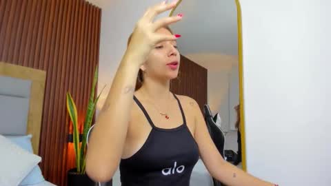 Snapshot of maroly_21 chatting on 11/17/25, 12:22 Maly online show from 11/17/25, 12:22