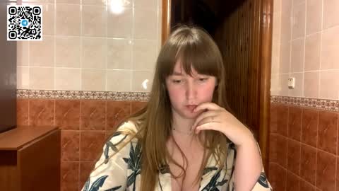 Snapshot of maroonmoon_ chatting on 10/27/25, 08:35 Miriam online show from 10/27/25, 08:35