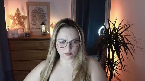 Maria  online broadcast from Tuesday to Suturday from 6 pm to 12 pm Germany time Sunday-Monday offline online show from 02/16/25, 10:21