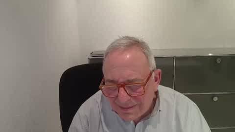 Snapshot of martin_1947 chatting on 12/14/25, 06:01 martin_1947 online show from 12/14/25, 06:01