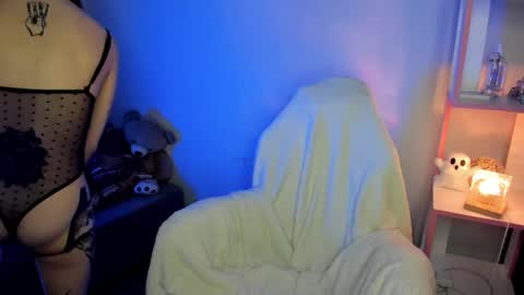 Snapshot of mary_xextra chatting on 10/29/25, 01:08 Mary GTM3Mon Wed Thu Sat Sun 0400 am-1030pm online show from 10/29/25, 01:08