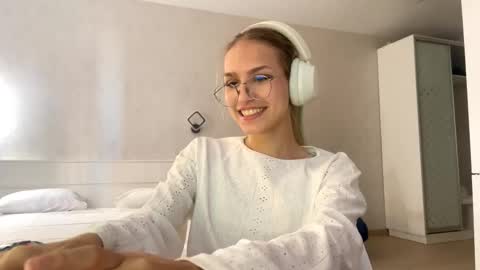 Kira online show from 09/10/25, 12:49