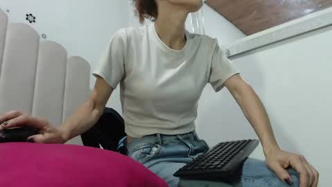 Snapshot of maryannlit chatting on 06/04/26, 12:11 maryannlit online show from 06/04/26, 12:11
