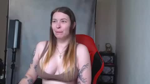 Snapshot of maryhotloves chatting on 10/21/25, 08:59 MaryHotLoves online show from 10/21/25, 08:59