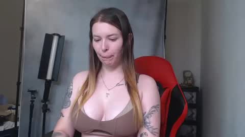 Snapshot of maryhotloves chatting on 10/22/25, 04:51 MaryHotLoves online show from 10/22/25, 04:51