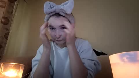Hi My name is Elina Im 18 years old. online show from 09/09/25, 07:19