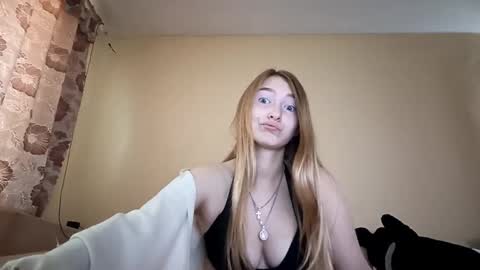 Hi My name is Elina Im 18 years old. online show from 09/10/25, 07:19