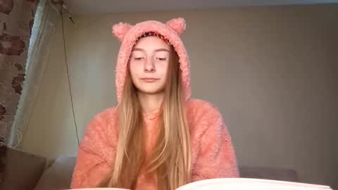 Hi My name is Elina Im 18 years old. online show from 09/11/25, 07:08