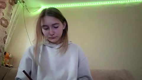 Hi My name is Elina Im 18 years old. online show from 09/17/25, 06:37