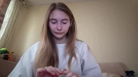 Hi My name is Elina Im 18 years old. online show from 09/18/25, 05:53