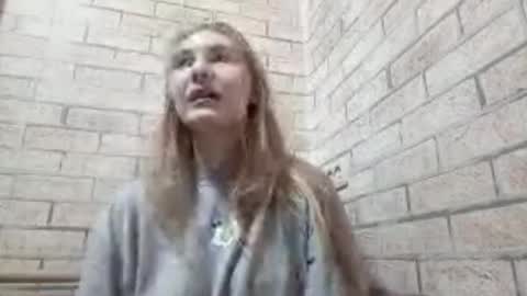 Hi My name is Elina Im 18 years old. online show from 09/22/25, 10:28