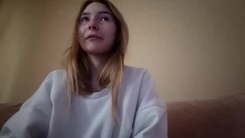 Hi My name is Elina Im 18 years old. online show from 09/23/25, 06:38