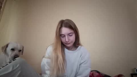 Hi My name is Elina Im 18 years old. online show from 09/25/25, 06:50