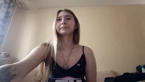 Hi My name is Elina Im 18 years old. online show from 10/10/25, 06:56