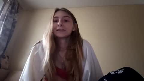 Hi My name is Elina Im 18 years old. online show from 10/21/25, 06:14