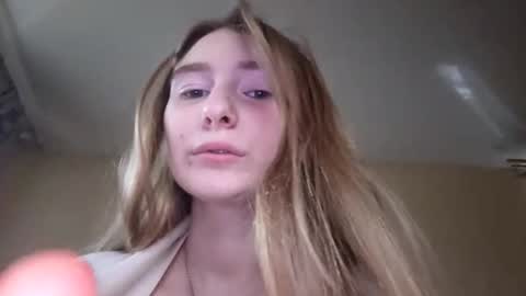 Hi My name is Elina Im 18 years old. online show from 10/22/25, 06:46