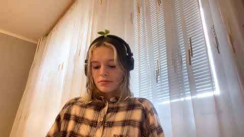 Snapshot of marylyntunget chatting on 12/18/25, 10:21 Stella online show from 12/18/25, 10:21