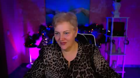 Snapshot of marymogan chatting on 12/18/25, 01:17 marymogan online show from 12/18/25, 01:17