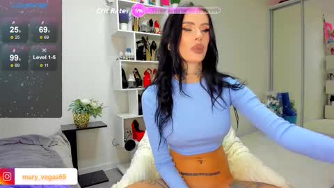 Snapshot of maryvegas chatting on 12/18/25, 11:05 Mary online show from 12/18/25, 11:05