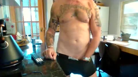 Snapshot of masked_masturbation_couple chatting on 09/24/25, 02:42 Masked Masturbation Couple online show from 09/24/25, 02:42