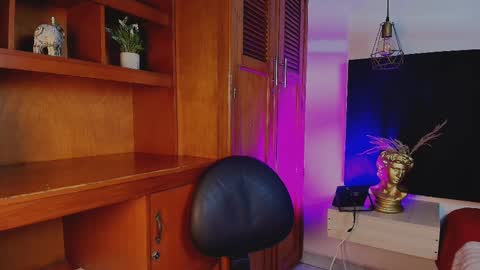   online show from 10/08/25, 05:05