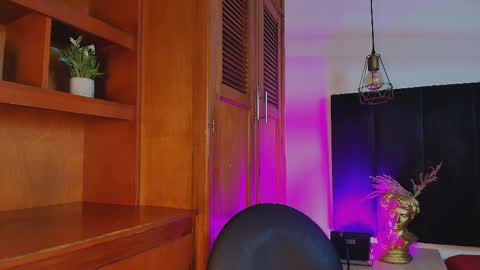   online show from 10/09/25, 05:05