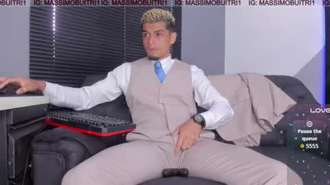 Snapshot of massimo_g chatting on 01/19/26, 01:37 I am Massimo online show from 01/19/26, 01:37