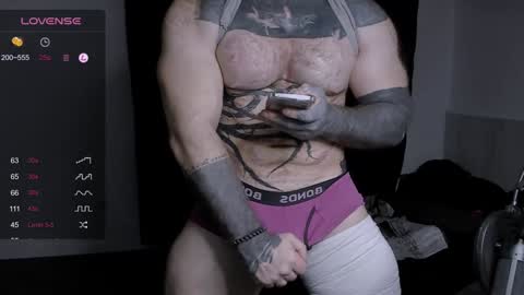 Snapshot of master_oil chatting on 01/11/25, 03:31 Huge Alex online show from 01/11/25, 03:31