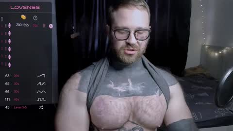 Snapshot of master_oil chatting on 02/03/25, 01:51 Huge Alex online show from 02/03/25, 01:51