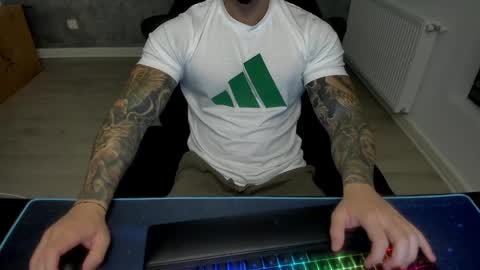 Snapshot of masterkingmuscle chatting on 12/17/24, 08:10 masterkingmuscle online show from 12/17/24, 08:10