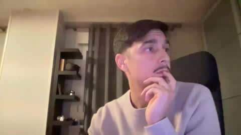 Snapshot of matahavi chatting on 12/21/25, 08:27 Aaron online show from 12/21/25, 08:27