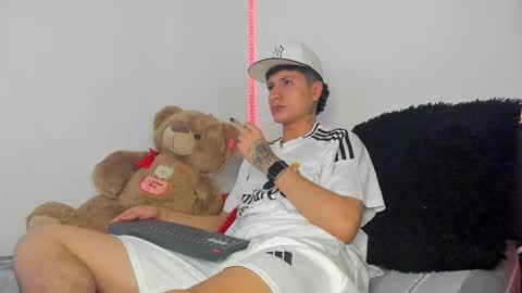 Snapshot of mateo_escobar chatting on 10/18/25, 04:37 mateo_escobar online show from 10/18/25, 04:37