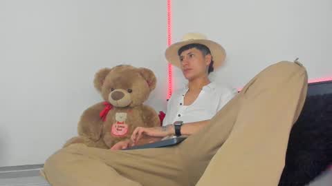 Snapshot of mateo_escobar chatting on 10/20/25, 02:12 mateo_escobar online show from 10/20/25, 02:12