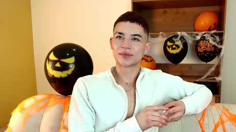 Snapshot of matheomontclair chatting on 10/28/25, 09:28 Matheo Montclair online show from 10/28/25, 09:28