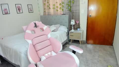 Snapshot of matilde27 chatting on 10/06/25, 11:29 Daniela online show from 10/06/25, 11:29