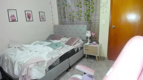 Snapshot of matilde27 chatting on 10/16/25, 08:48 Daniela online show from 10/16/25, 08:48