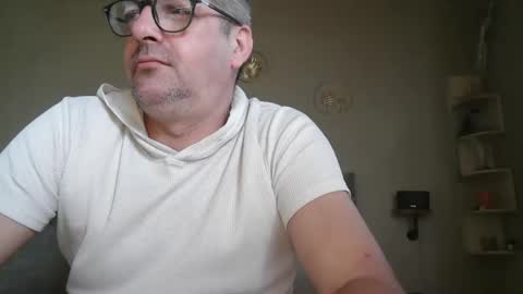 Snapshot of matrike1 chatting on 04/18/26, 02:54 matrike1 online show from 04/18/26, 02:54