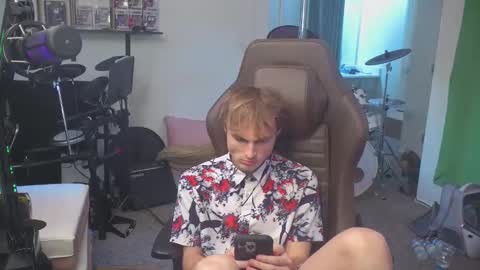 Snapshot of mattcashxxx chatting on 09/15/25, 01:05 Matt Cash online show from 09/15/25, 01:05