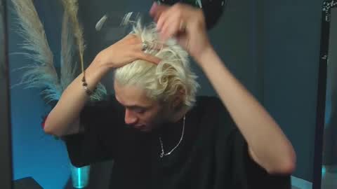 mattias     online show from 09/14/25, 07:07