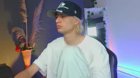 mattias     online show from 10/09/25, 02:37